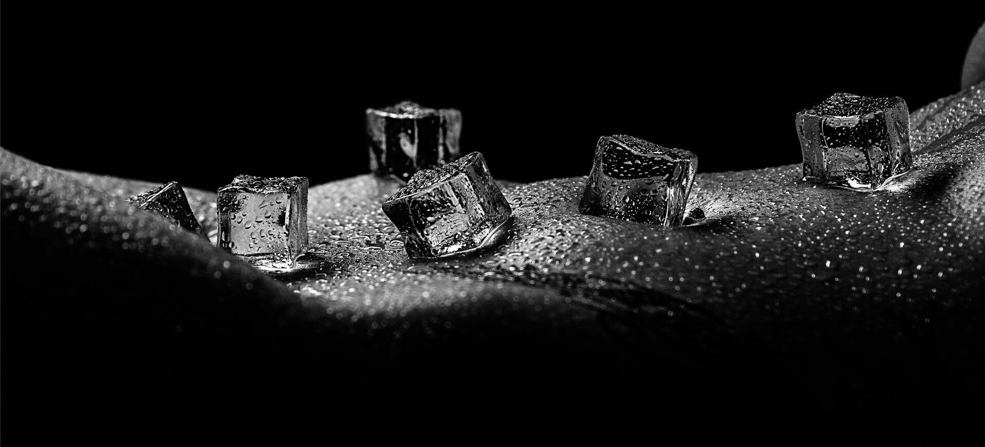 Prickelnde Eiswürfel auf Haut