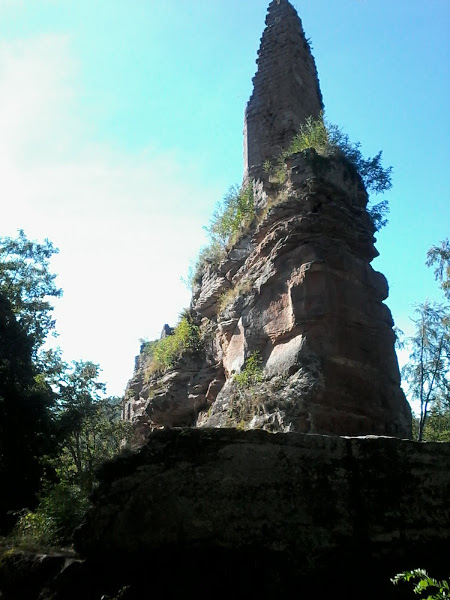 First Love Revisited, spitzer Felsen vor blauem Himmel