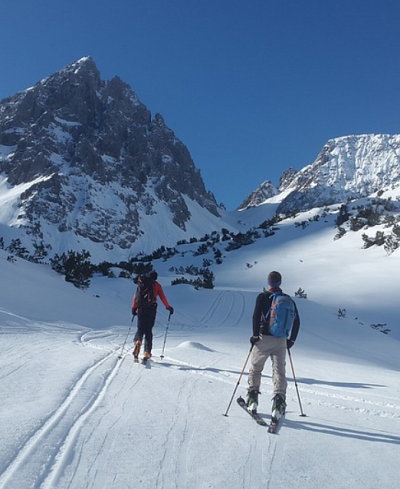 Zwei Skifahrer auf der Piste vor einem Berg, Blinde Liebe 5  Josefas Neues Leben
