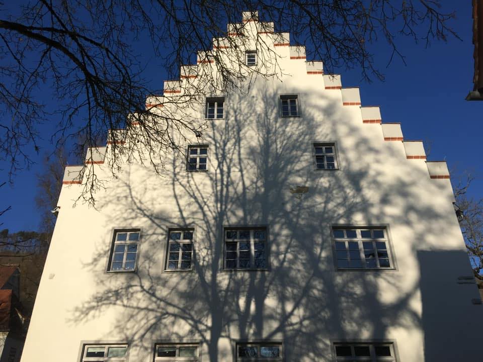 Weißer Wohnturm einer Burg mit Ästen, Mein erstes Mal mit Natascha
