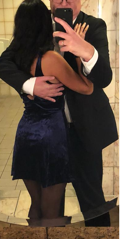Ein elegantes Paar umarmt sich und macht ein Foto, Der Pokerabend
