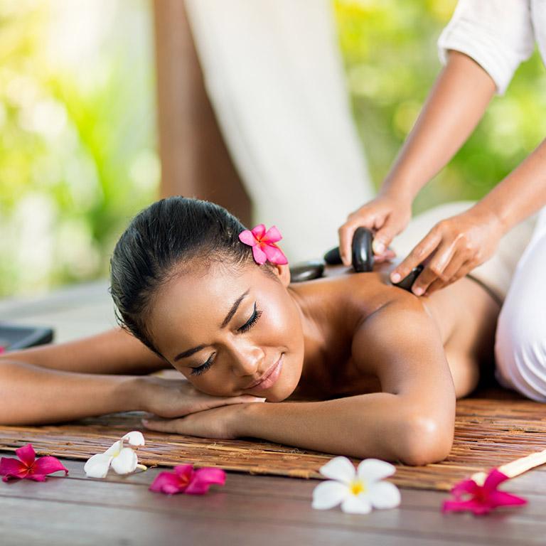 Sexy Asiatin zeigt Titten und wird massiert, Der Masseur