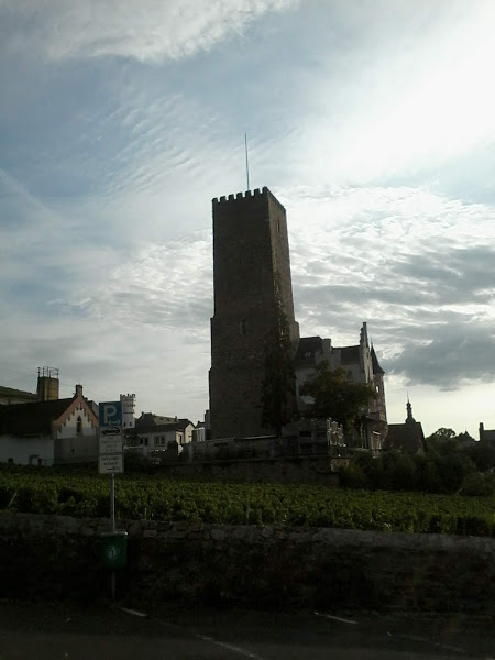 Alte Burg mit Wohnturm in der Dämmerung, Ein Date... mit der Hölle