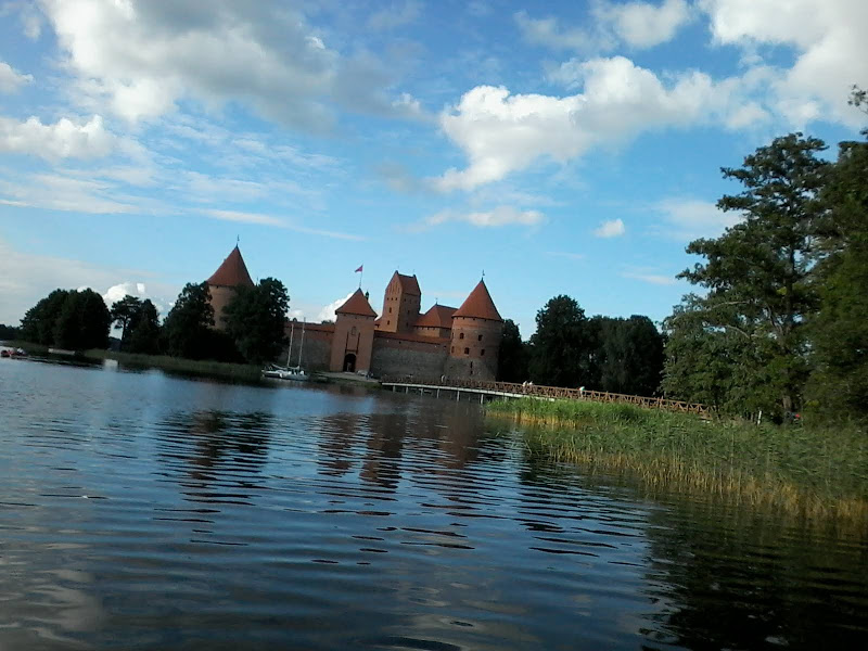 Blick übers Wasser auf eine Burg, Das Leben kann schön sein ...