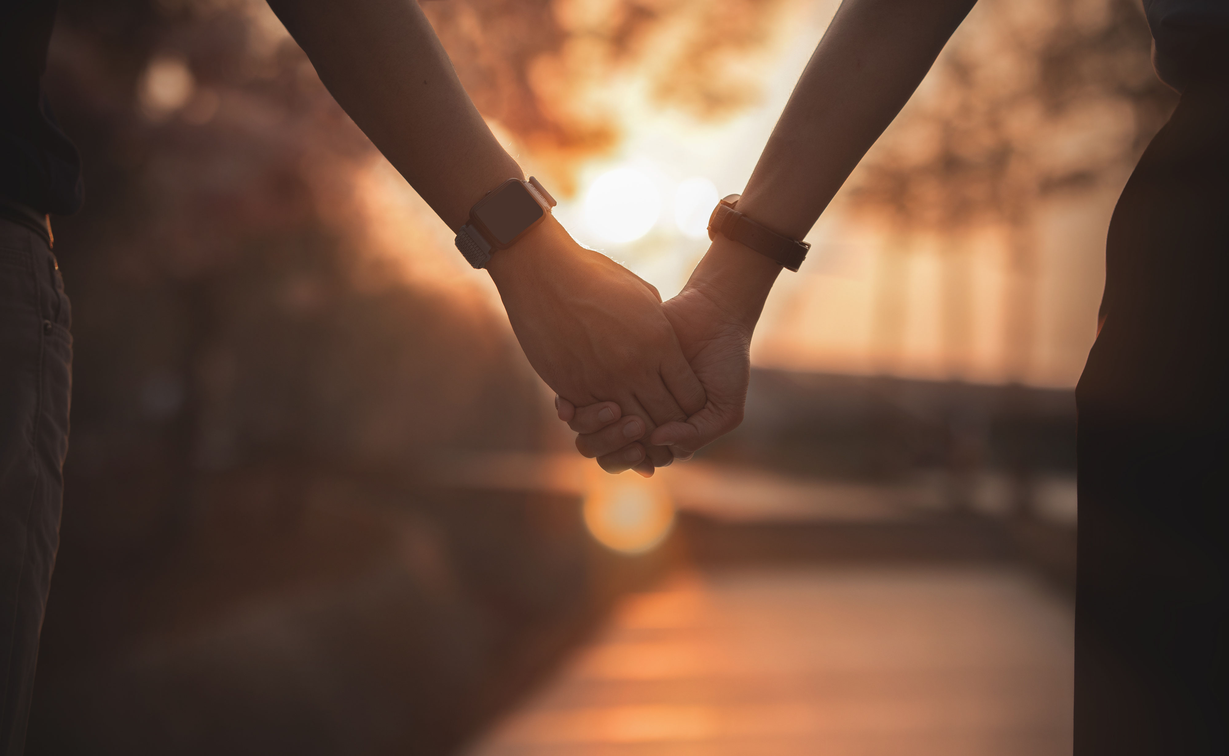 Paar geht Hand in Hand bei Sonnenuntergang, Zwischen Tod und Auferstehung (2)