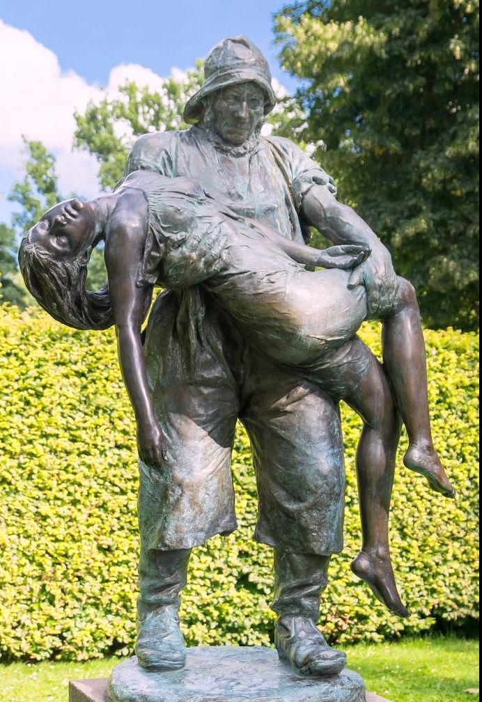 Statue, Mann hält Frau in den Armen, Titten sichtbar, Ahrweiler (1) - Oder das Buch des Lebens