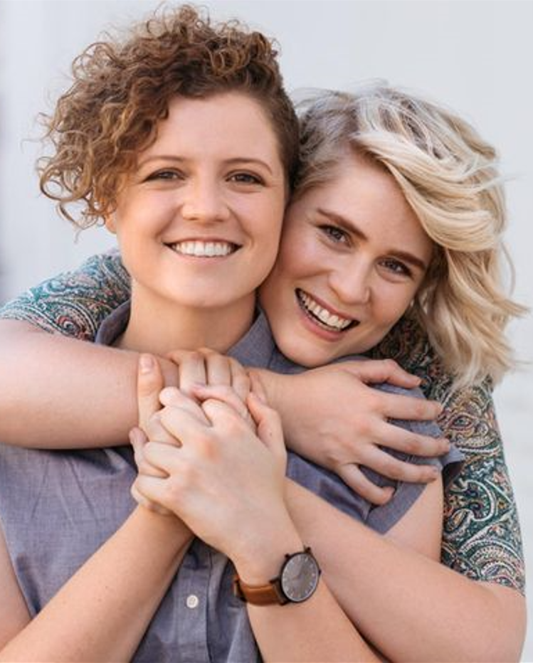 Das Blind Date, zwei lachende Frauen umarmen sich