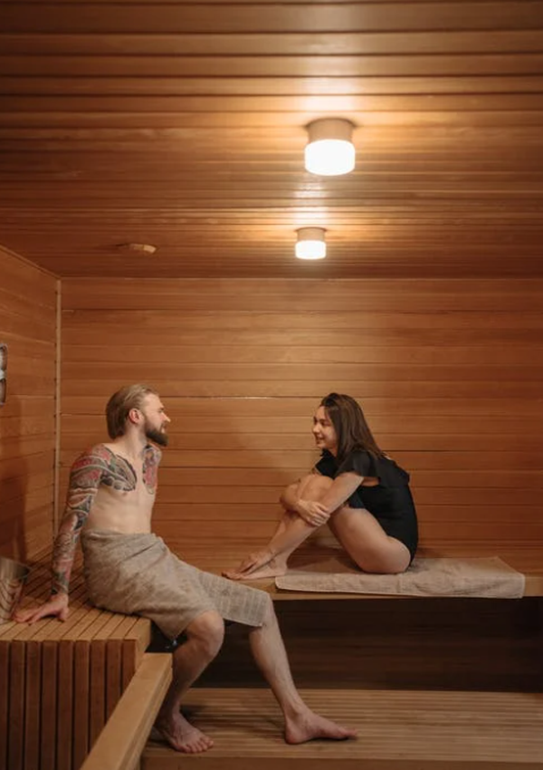 Pärchen in der Sauna, sexy Beine, oben ohne, Farbenspiele