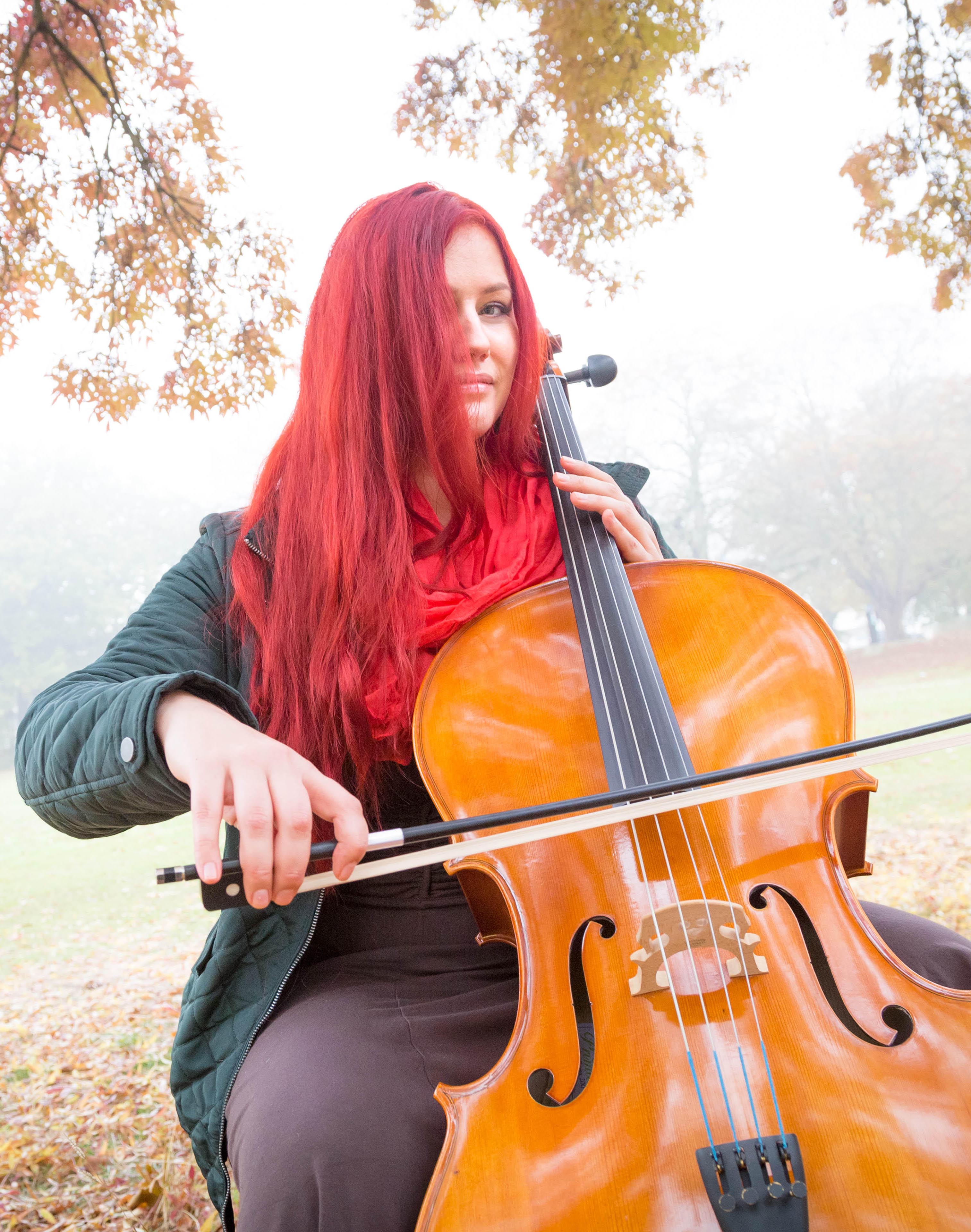 Dralle und kurvige Rothaarige spielt Cello, Heike und Maria