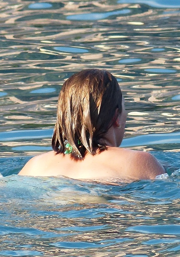 Schwimmen belebt, Bronzestatue nackte Frau steht im See