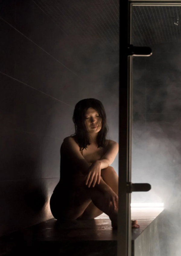 Eine nackte Asiatin sitzt in de Sauna, Die Chinesin