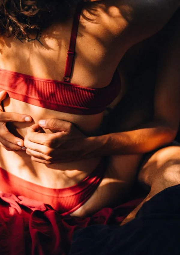 Sexy Paar in Unterwäsche umarmt sich, rote Dessous, Simply a love story Part 2 - Entwicklungen