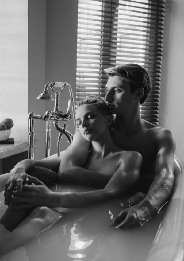 Vater und Sohn, Paar badet nackt in der Wanne